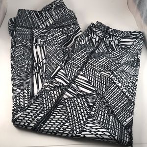 SALE! Under Armour leggings in black and white